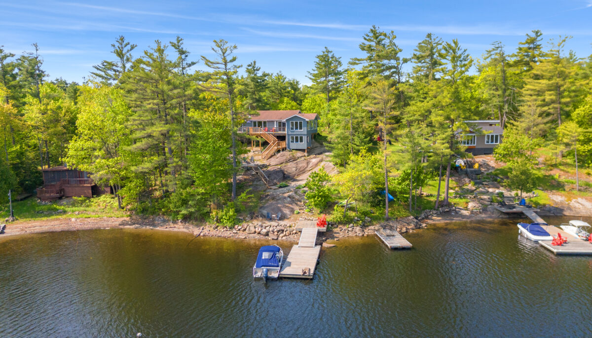 A Blue Mountains cottage with a games room, two decks, and private beach access A Blue Mountains cottage with a games room, two decks, and private beach access