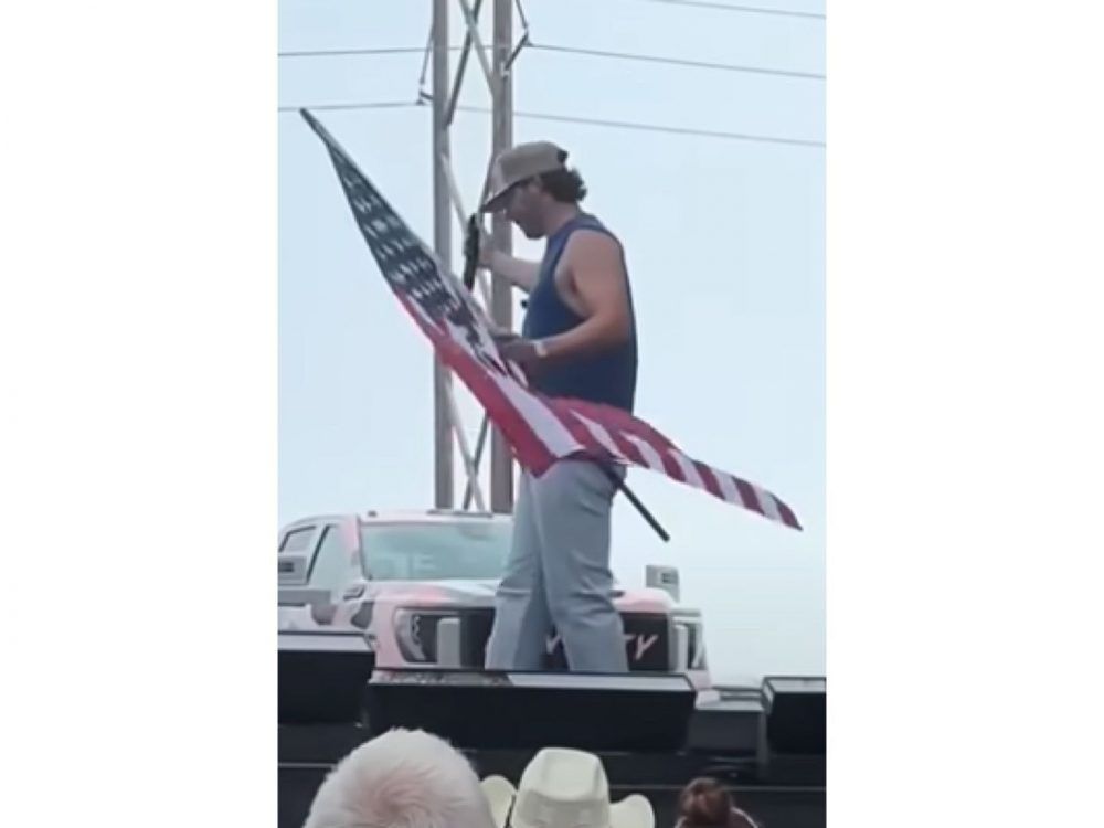 Western football player turned singer shakes off furor, scores No. 1 hit