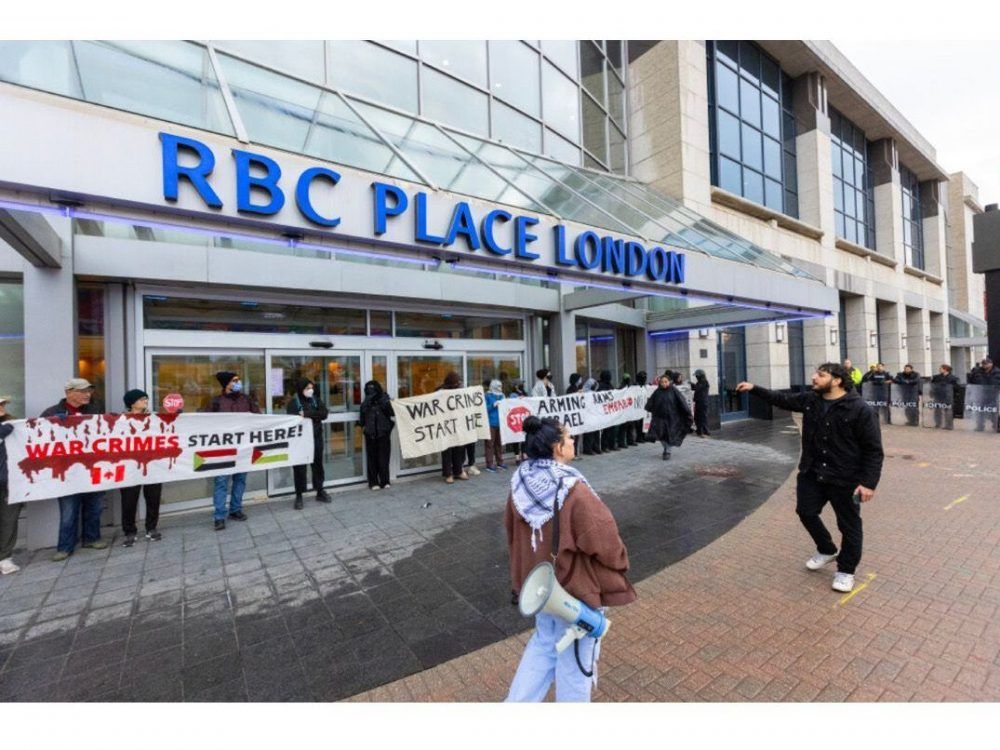 London police shut downtown streets as tensions flare amid protest