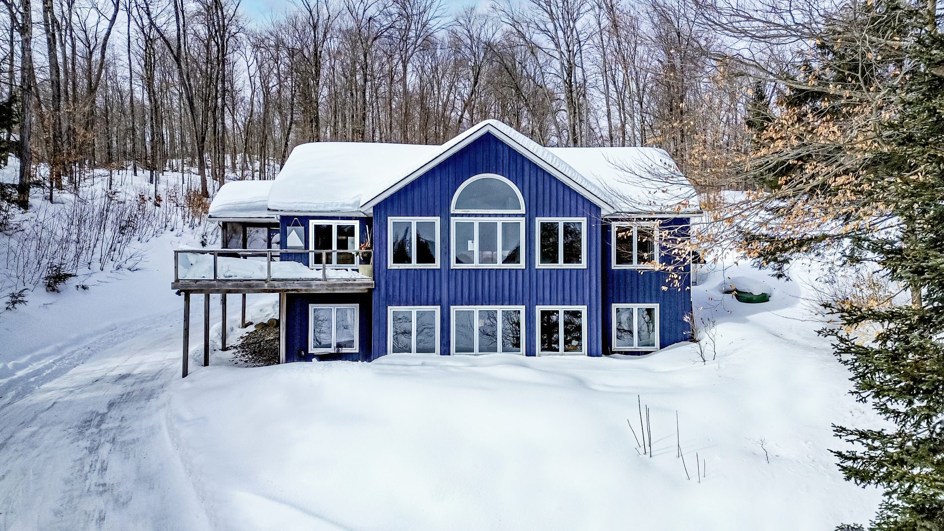 $1.2 million for a Lake of Bays cottage with vaulted ceilings and two stone fireplaces