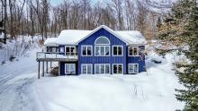 $1.2 million for a Lake of Bays cottage with vaulted ceilings and two stone fireplaces