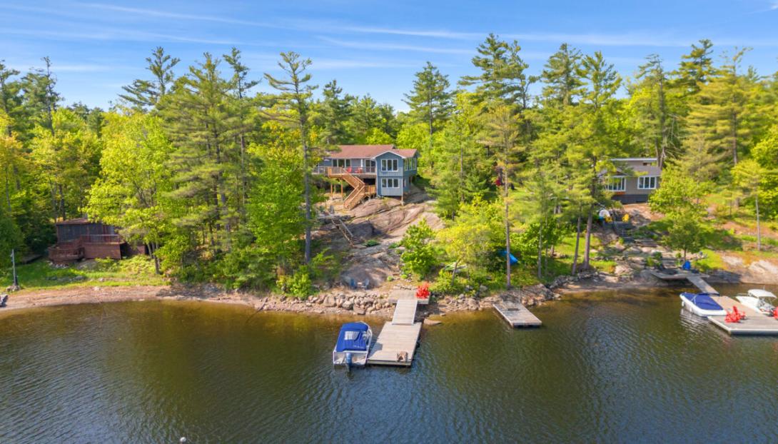 A Blue Mountains cottage with a games room, two decks, and private beach access A Blue Mountains cottage with a games room, two decks, and private beach access